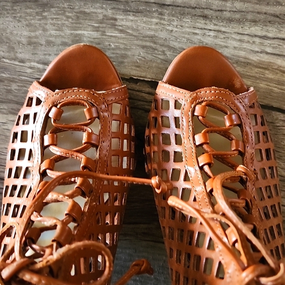 Caged Lace-Up Shooties - Picture 5 of 8
